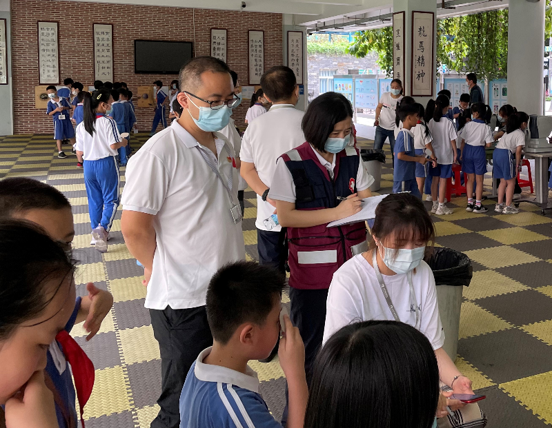 市疾控开展2022年深圳儿童青少年近视筛查督导工作 - 督导组观察视力检查操作过程.JPG