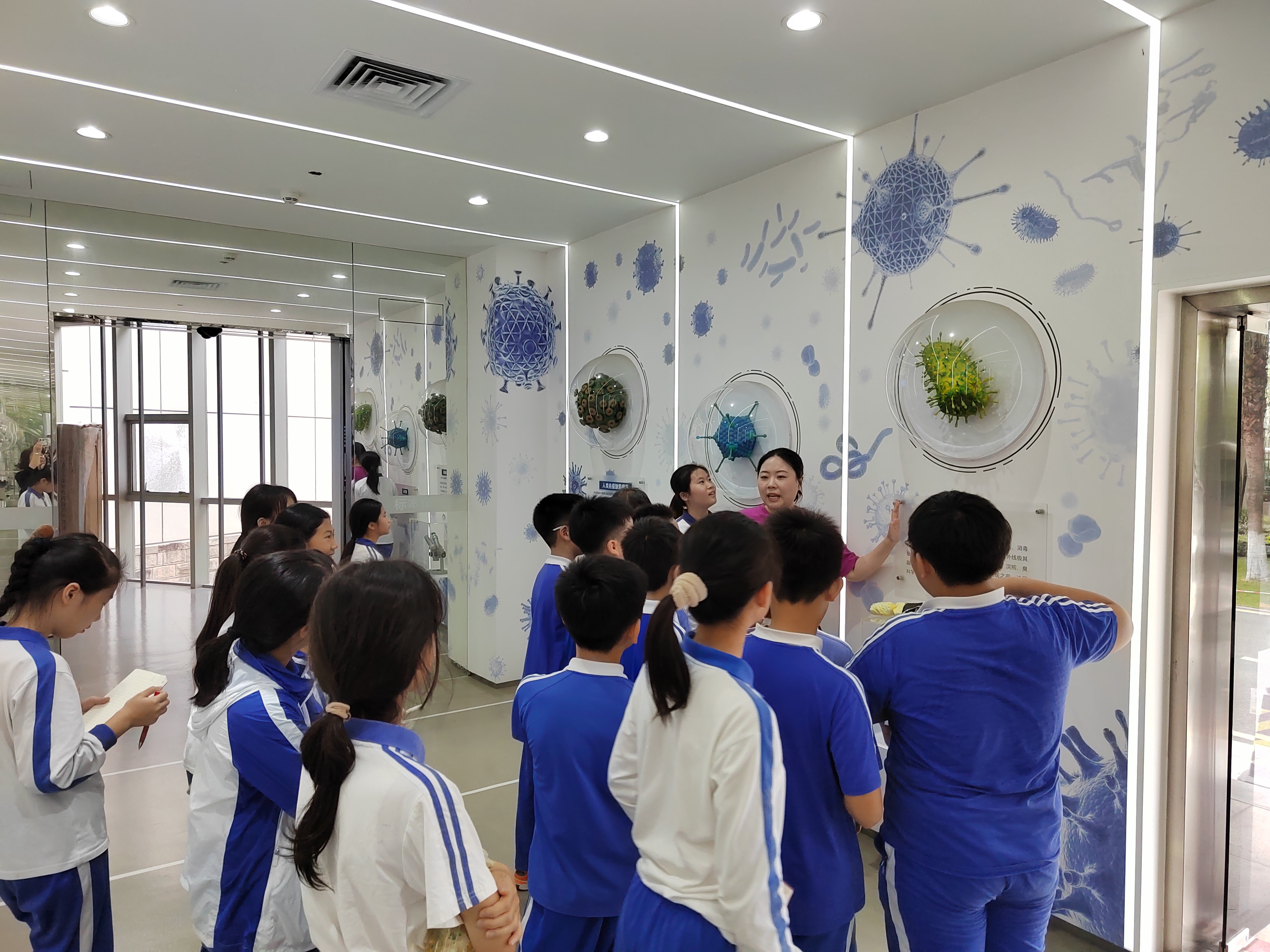 1科学零距离，实践出真知——福田翰林实验学校学生走进深圳市疾控中心开展科普实践活动.jpg